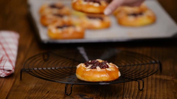 Frische hausgemachte Brötchen mit Kirsche — Stockvideo