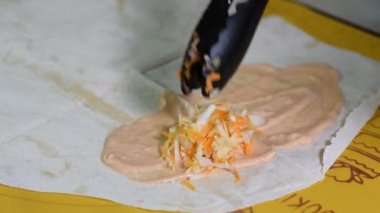 Shawarma veya döner kebap ile tavuk eti ve sebze, düz ekmek içinde kaydırma yapma