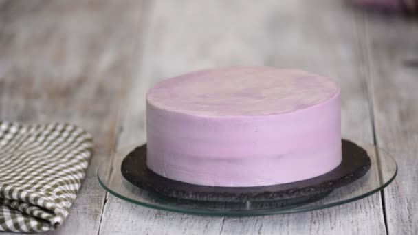 Holiday cake with purple whipped cream — Stock Video