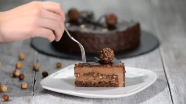 Tabak fındık ile çikolata mousse kek parçası.