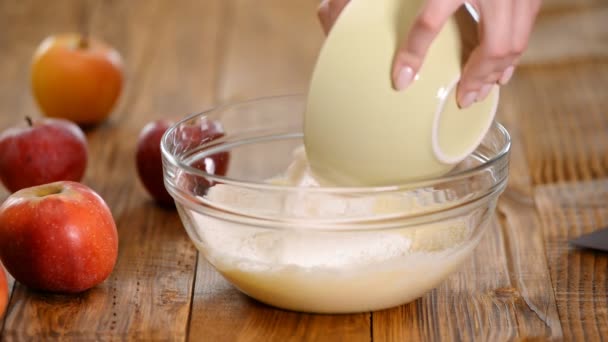 Añadir la harina a la mezcla de mantequilla blanda. Mujer haciendo masa de shortbread en la cocina . — Vídeos de Stock