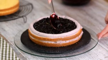 Mutfakta kadın yaban mersini kek yapma.