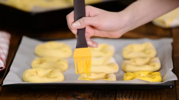 Підготовка домашні булочки відкриті Ватрушка, свіжою випічкою greases булочки з яйцем. — стокове відео