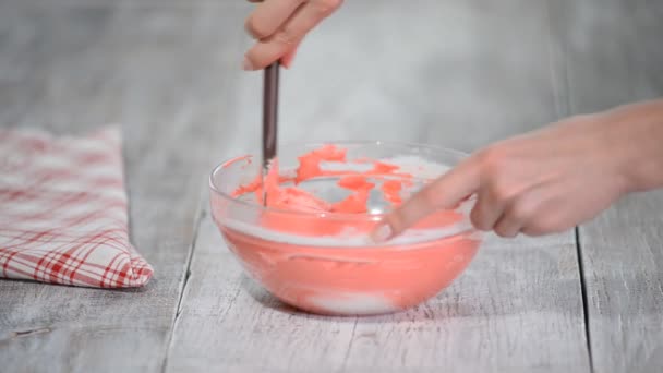 Confectioner stir pink cream for cake. — Stock Video