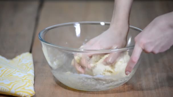 Vydělávání těsta ženskými rukami v pekárně. — Stock video
