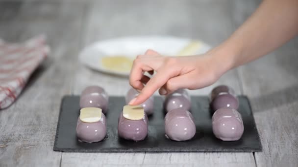 La preparación de los postres modernos, franceses - mousse con vidriado espejo morado. Decorar tortas de mousse francés . — Vídeo de stock