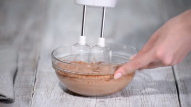 Çikolatalı krem şanti ile elektrikli karıştırıcı.