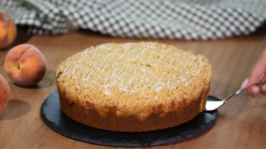 Ev yapımı crumble şeftali pasta dilim