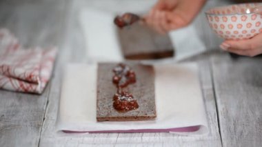 Çikolatalı kek yapma pudra. Bir pasta yapma süreci.