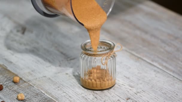 Despeje a manteiga de avelã em um frasco — Vídeo de Stock