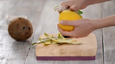Kesme Tahtası Üzerinde El Soyma Mango.