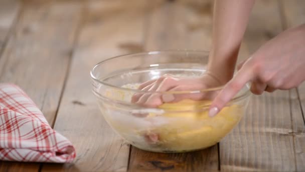 Женщина смешивает тесто в стеклянной чаше — стоковое видео