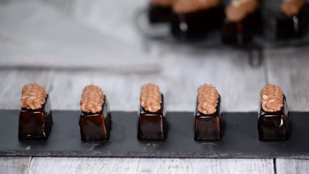 Franse mousse cakes. Decoreren met pinda moderne chocolade cakes. — Stockvideo