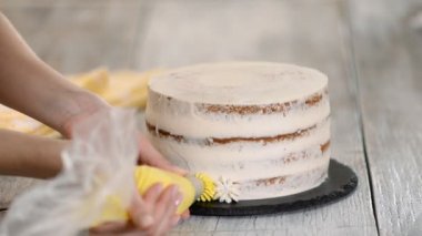 Şef veya fırıncı krem şanti ile pasta dekorasyon.