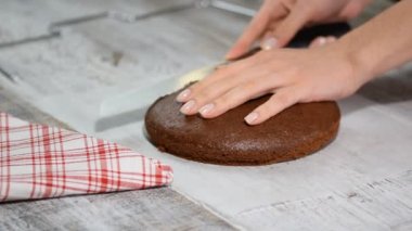 Kadın el kesme-kek. Düğün pandispanya kesme.