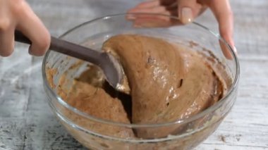 Çikolatalı kek yapma süreci.