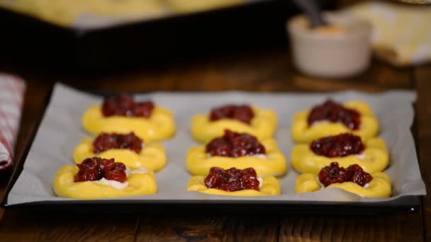 Chef saupoudrer flocons d'amandes sur les petits pains cerises crus — Video