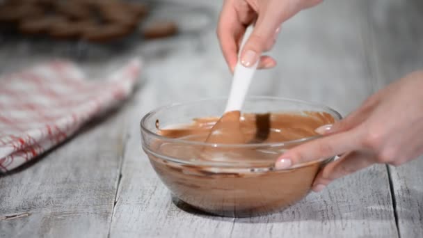 Élelmiszer női szakácsok kezet, hogy mousse csokoládé desszert torta — Stock videók