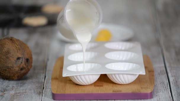 Konditor, der Mousse Dome herstellt. modernes Mousse-Dessert. — Stockvideo