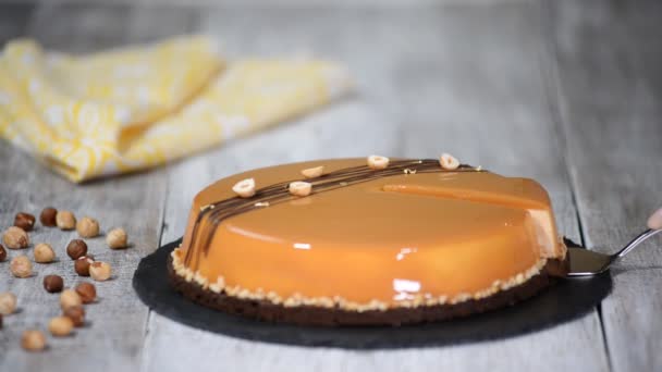 Close-up de delicioso pedaço de bolo de mousse coberto com esmalte espelho de caramelo. Sobremesa saborosa — Vídeo de Stock