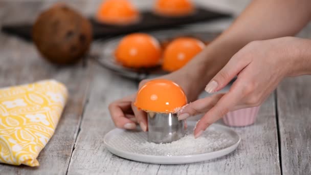 Orangen tropischen Moussekuchen mit Kokosflocken dekorieren. modernes europäisches Kuchengebäck — Stockvideo
