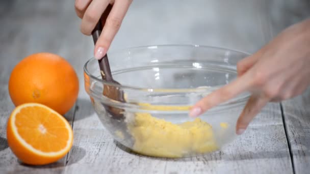 Tangan womans membuat adonan roti di atas meja dapur . — Stok Video