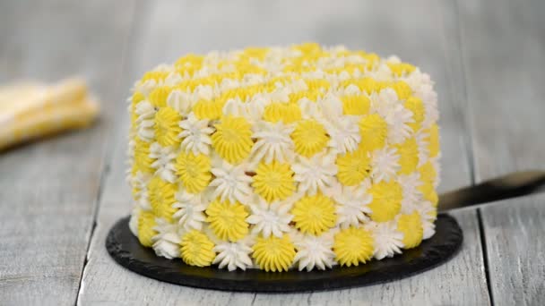 Gâteau jaune avec garniture d'ananas. Gâteau de vacances — Video