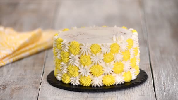 Gâteau décoratif chef ou boulanger à la crème fouettée . — Video