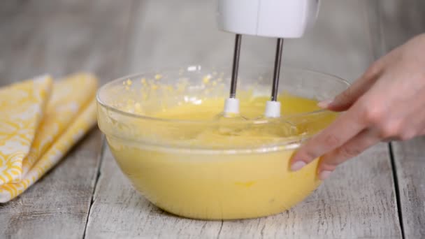 Meng biscuit deeg met een elektrische mixer. — Stockvideo