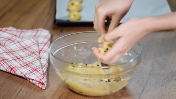 キッチンの女性はチョコレートチップクッキーを作る. — ストック動画