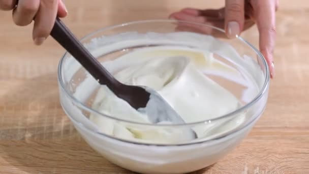 Elaboración de una crema para pasteles caseros — Vídeo de stock