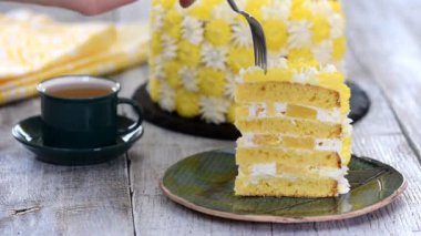 Ahşap masa üzerinde yeşil tabakta ananas kek bir parça