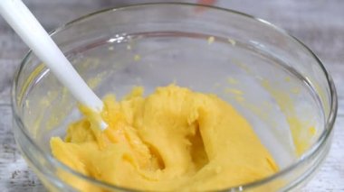 Yumurta ile karıştırma kabında Fransız choux pasta hamuru yapma adımı