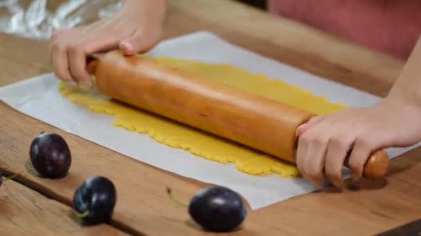 Womans hands roll the dough. — Stock Video