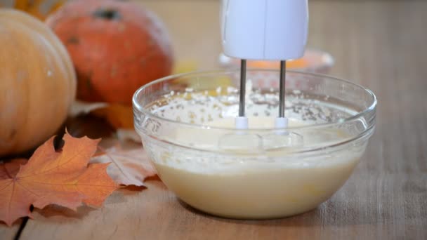 Mezclador mezclando masa de pastel. masa de pan de calabaza — Vídeo de stock