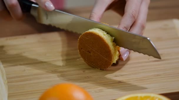 Close-up van chef snijdt taarten. Vrouw hand snijden spons-cake. — Stockvideo