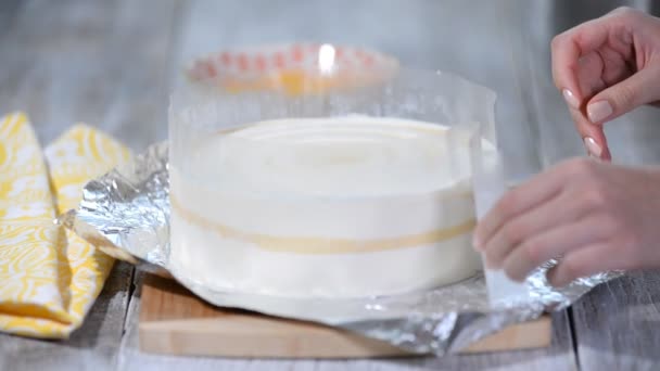 Bolo de mousse de pêssego com folha de acetato . — Vídeo de Stock