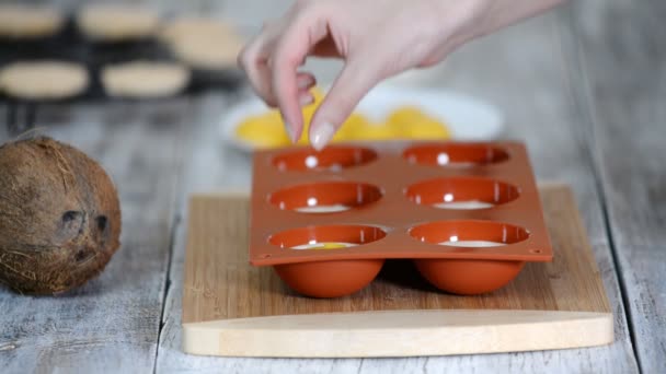 Confeiteiro a fazer mousse cúpulas. Sobremesa de mousse moderna . — Vídeo de Stock