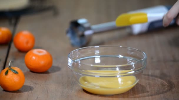 Pasticciere che fa crema francese arancione di base. Aggiunta di burro in crema . — Video Stock