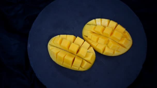 Mango. Tropiska frukter. På en svart bakgrund. Uppifrån och. — Stockvideo