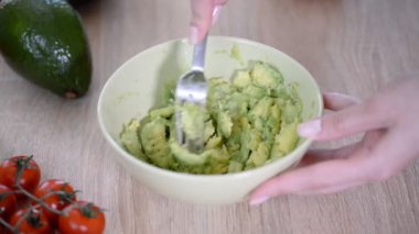 Kasede Çatal ile Kadın Eller Mashing Avokado Close-up