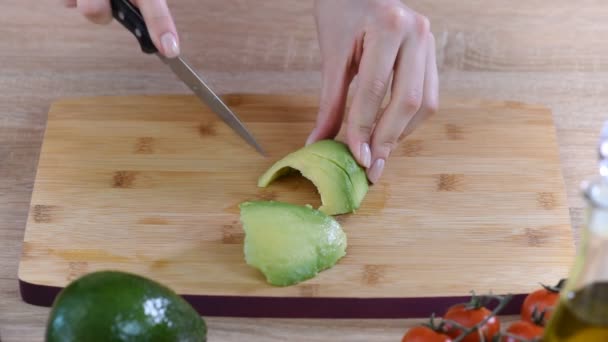 Mani femminili affettare avocado per sandwich . — Video Stock