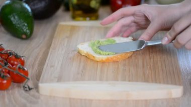 Püresi avokado ekmek üzerine yayılıyor. Sağlıklı vejetaryen Kahvaltı.