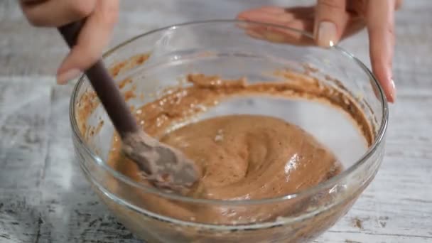 Chef faisant de la pâte au chocolat pour gâteau . — Video