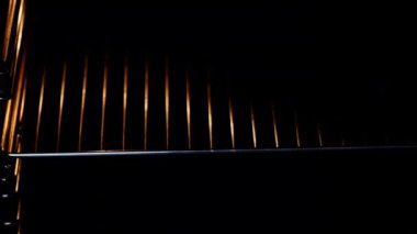 Kadın kek tepsisini fırına koymuş. Fırında kek pişirmek.