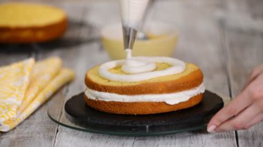 Pasta şefi mutfakta bir pasta dekorasyon. Ananas dolgulu pasta yapma.