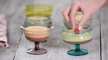 Ahududu ile ev yapımı çikolata karamel mus.