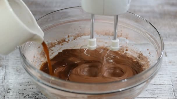 Připravuji čokoládový těsto na dort. Nalévání kávy v těstíčku — Stock video