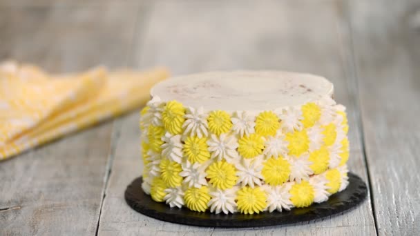 Gâteau décoratif chef ou boulanger à la crème fouettée . — Video