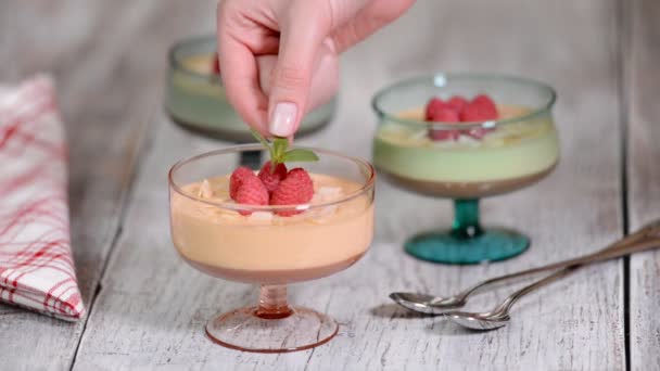 Mousse Caramelo Chocolate Casero Con Frambuesas Menta — Vídeo de stock